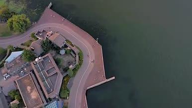 码头小镇海边城市建筑群错落有秩航拍视频的预览图